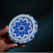 CY Banana Leaf Lid Holder - Davinci Flower