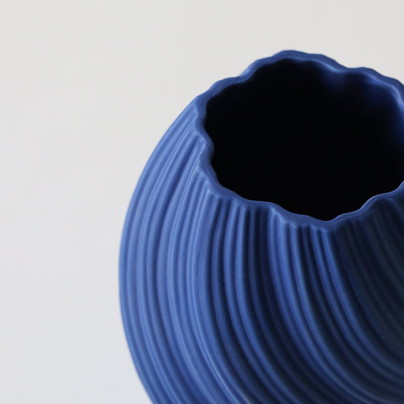 Artistic Textured Vases – A Harmony of Form and Elegance